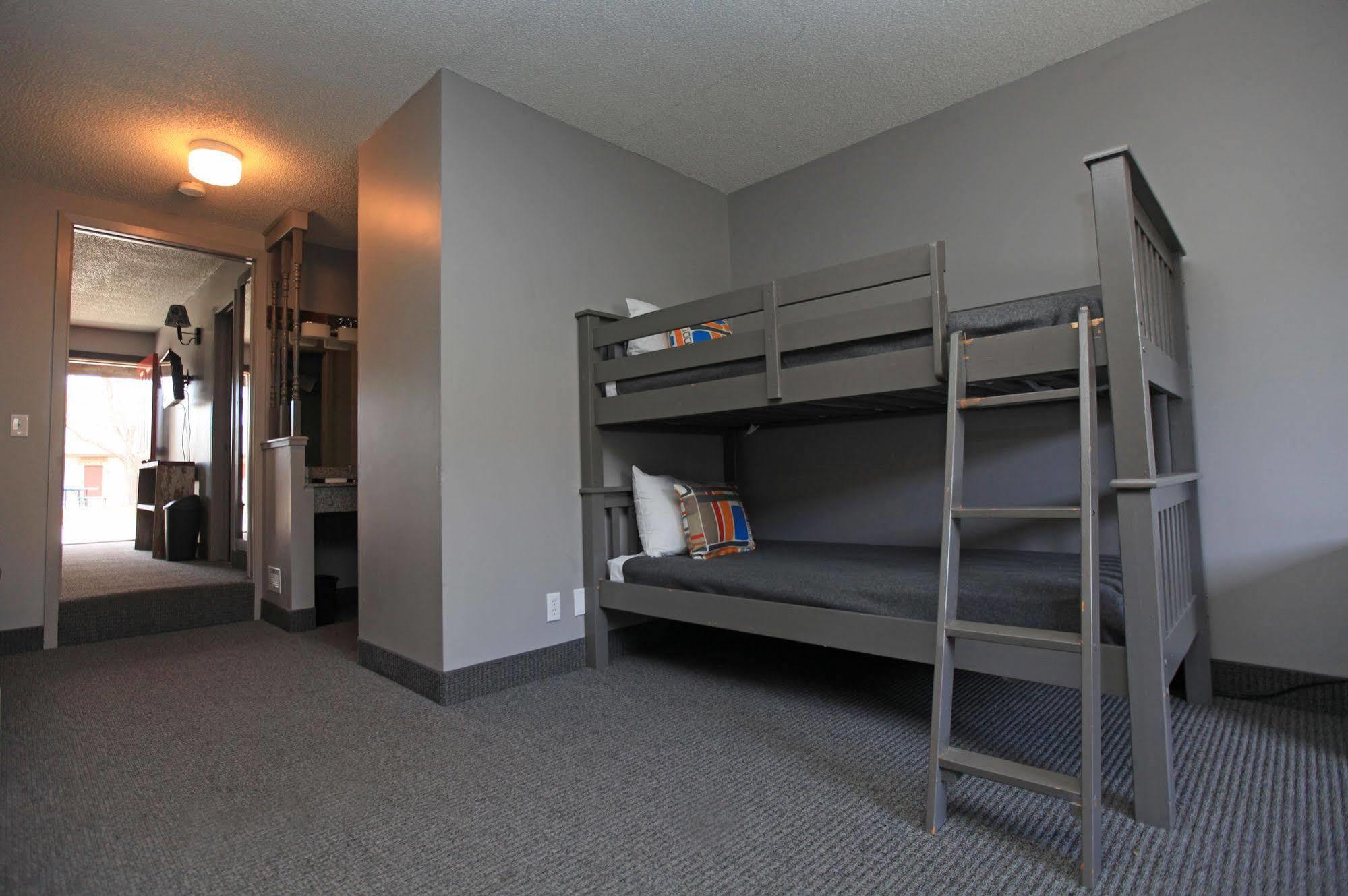 Vintage Block Inn & Suites Okoboji Eksteriør billede